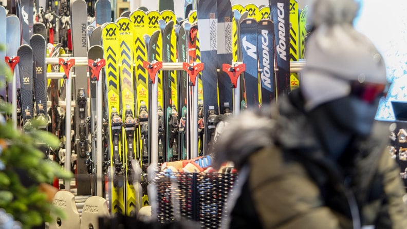 Eine große Auswahl an Skiern der Marken Völkl, Nordica, K2, Fischer und mehr bei INTERSPORT Martin Milders