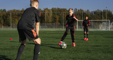 Kinder beim Fußballtraining auf dem Feld.