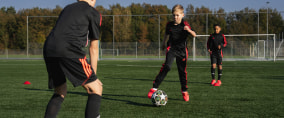 Kinder beim Fußballtraining auf dem Feld.