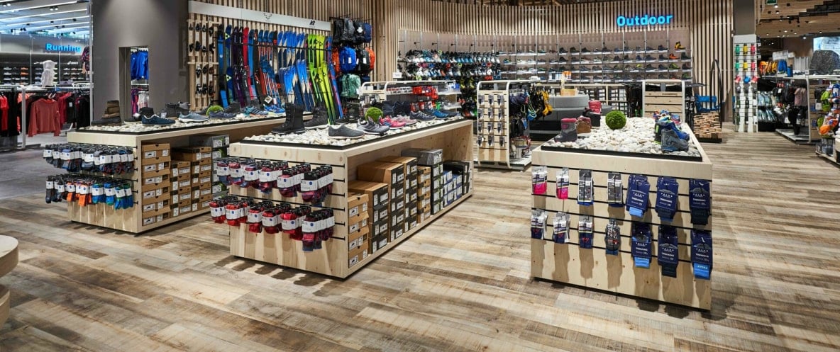 INTERSPORT Kaltenbrunner Gmunden – Eingangsbereich mit Wanderschuhen, Alpinski, Rucksäcken, Sportbekleidung und mehr.