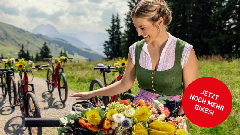Unsere Rent Bikes werden mit Blumen geschmückt von der Alm getrieben. Bereit ein neues Zuhause zu finden!