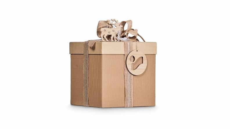 Eine braune Geschenkbox mit Juteband, Holzrentier und einem runden Anhänger.