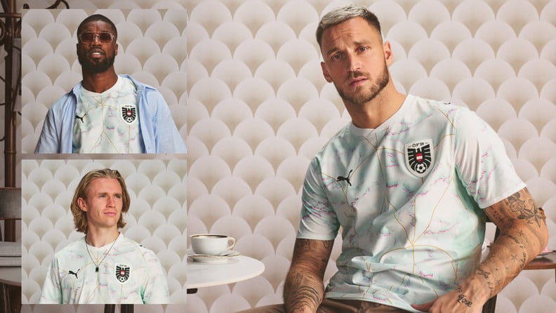 Drei Männer präsentieren das neue Trikot der österreichischen Nationalmannschaft.