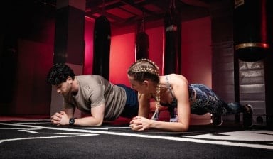 Die Plank Position als perfekte Übung für das Bodyweight Training.