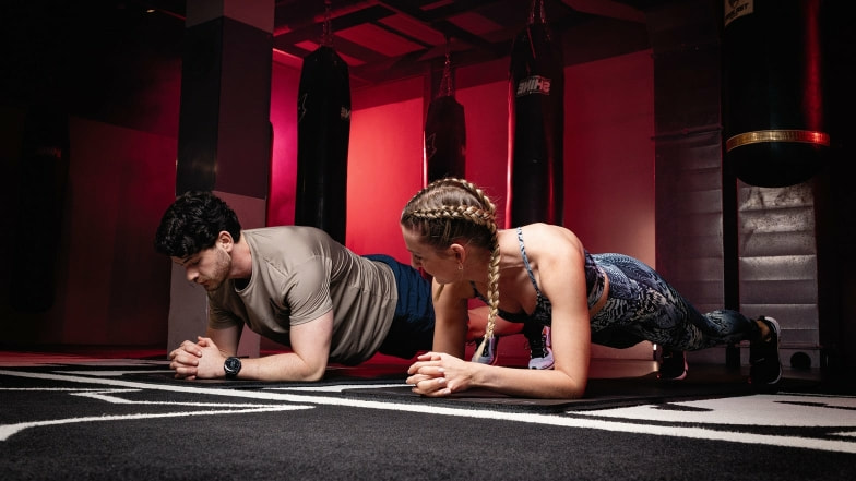 Die Plank Position als perfekte Übung für das Bodyweight Training.