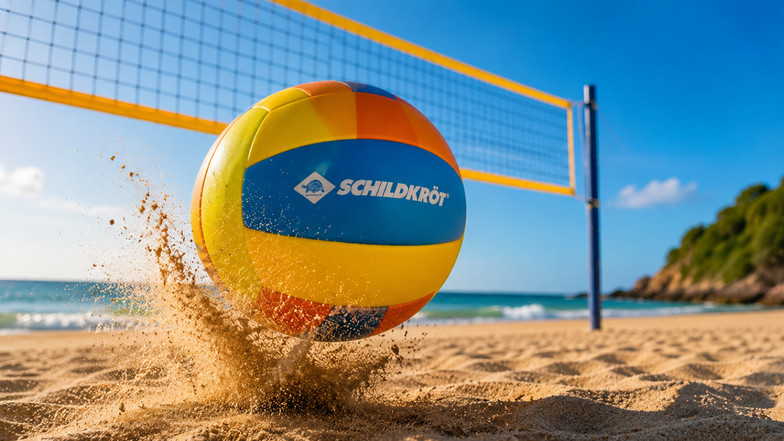 Beachvolleyball fliegt durch den Sand vor einem Volleyballnetz am Strand – dynamische Sommersport-Szene am Meer.