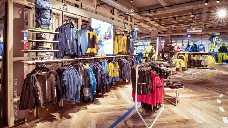 Outdoorabteilung mit Marken wie zum Beispiel Ortovox bei INTERSPORT Winninger Linz Landstraße.