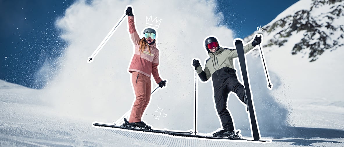 Zwei Skifahrer mit Helmen und Skibrillen stehen auf einer verschneiten Skipiste vor einem Berg