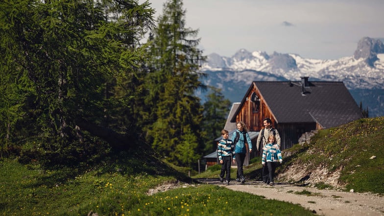 Eine Familie beim Wandern in den Bergen.