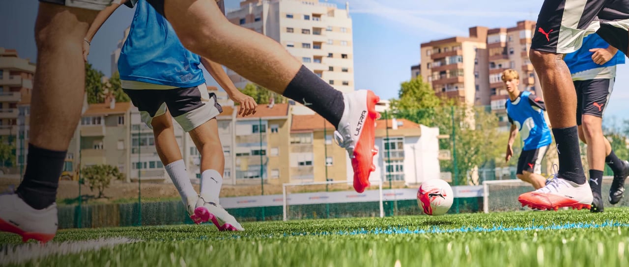 Blick auf ein Fußballspiel – einige Spieler laufen vorbei.