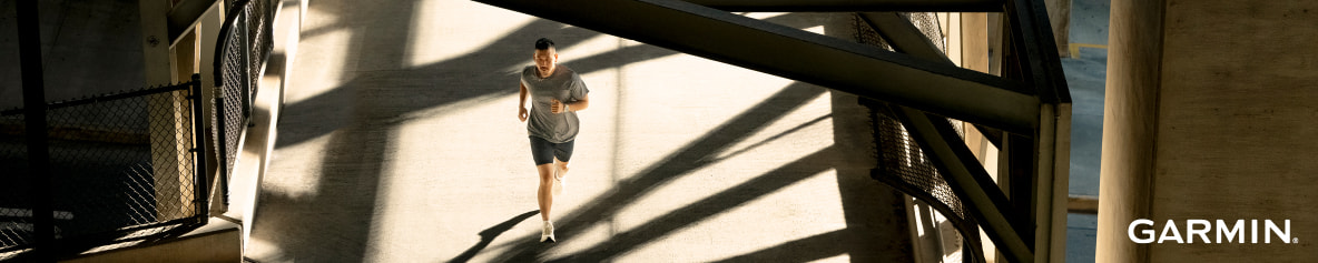 Ein Läufer in der Stadt mit der neuen Garmin Forerunner.