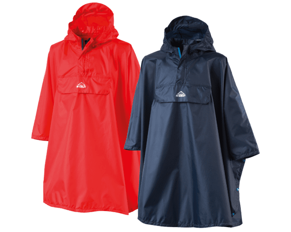 Zwei Regenponchos von McKINLEY in Rot und Dunkelblau mit Kapuzen.