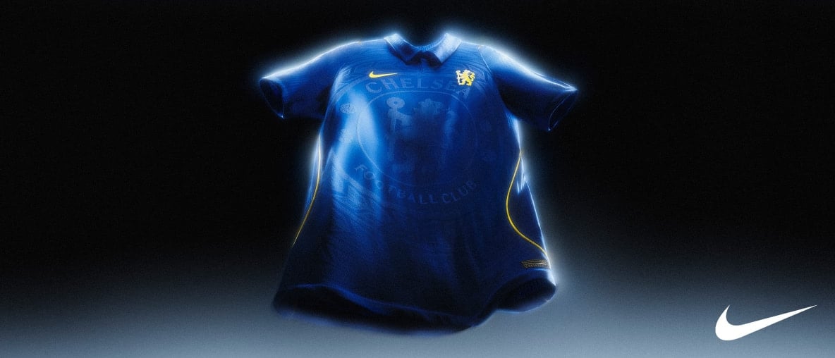 Ein Fußballtrikot von Nike vor schwarzem Hintergrund.