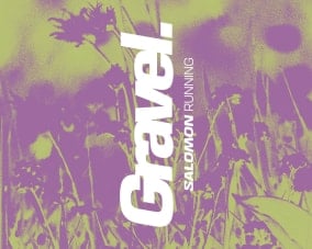 Werbegrafik mit großem vertikalem Schriftzug vor violett-grünem Hintergrund mit stilisierten Blumen.