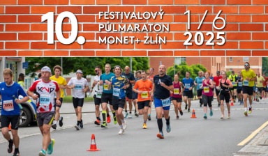 Běžci na Festivalovém půlmaratonu Zlín v ulicích města.