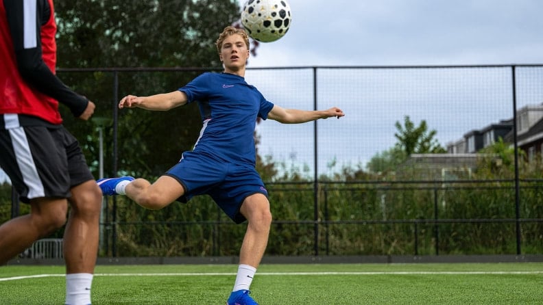 Zwei Fußballer zeigen vollen Einsatz im Spiel.