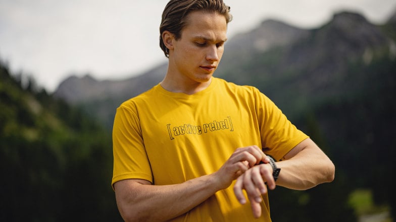 Läufer checkt die Anzeige seiner Smartwatch.