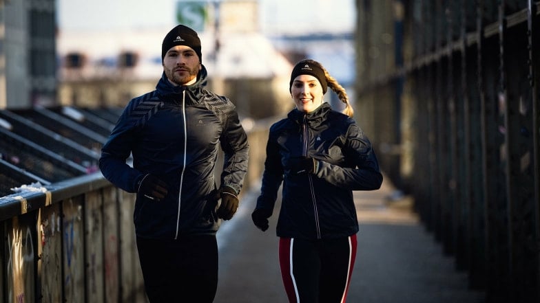 Eine Läuferin und ein Läufer beim gemütlichen Abendlauf.