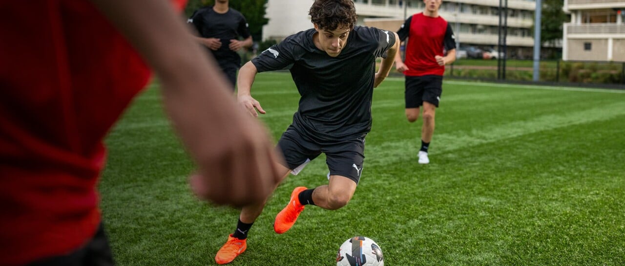 Mehrere Fußballspieler mitten im Spiel.