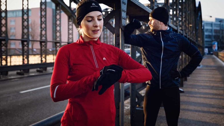 Bei kalten Temperaturen haben sich diese beiden mit Stirnbändern, funktionaler Laufbekleidung und leichten Handschuhen für ihren Lauf gerüstet. Jetzt wird noch die Lauf-Aktivität auf der Smartwatch gestartet und es geht los.