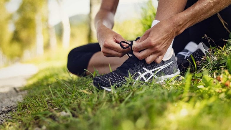 Die Asics Laufschuhe werden geschnürt und dann geht's los mit dem Lauf in der Birkenallee.