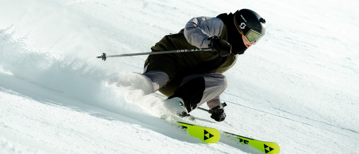 Eine Skifahrerin mit Fischer RC4 Noize.