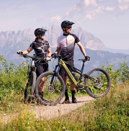 Zwei Biker genießen die Aussicht