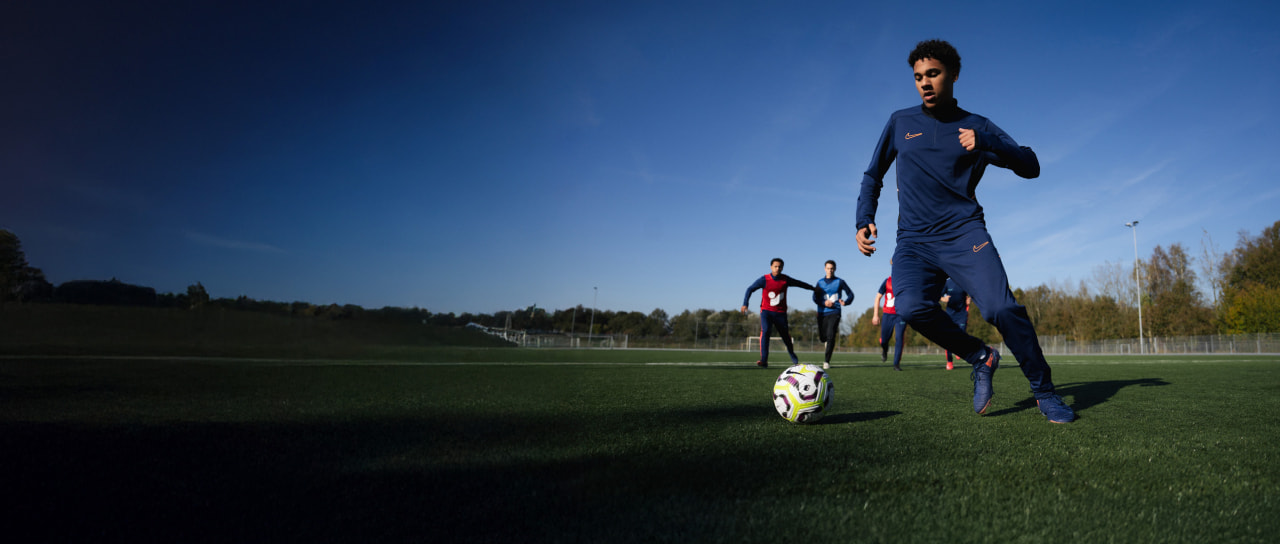 Fußballtraining mit Trainingskleidung und Ausrüstung von Nike.