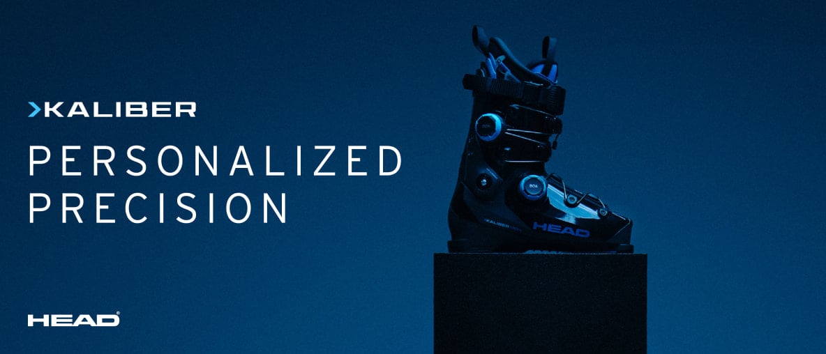 Ein HEAD Kaliber Skischuh auf einem Podest vor blauem Hintergrund.