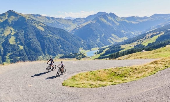 Mit E-Bikes von Genesis haben es diese beiden auf den Berg hinauf zu diesem herrlichen Panorama geschafft. E-Bikes mit Bosch Motoren. Starker Motor, kleiner Preis!