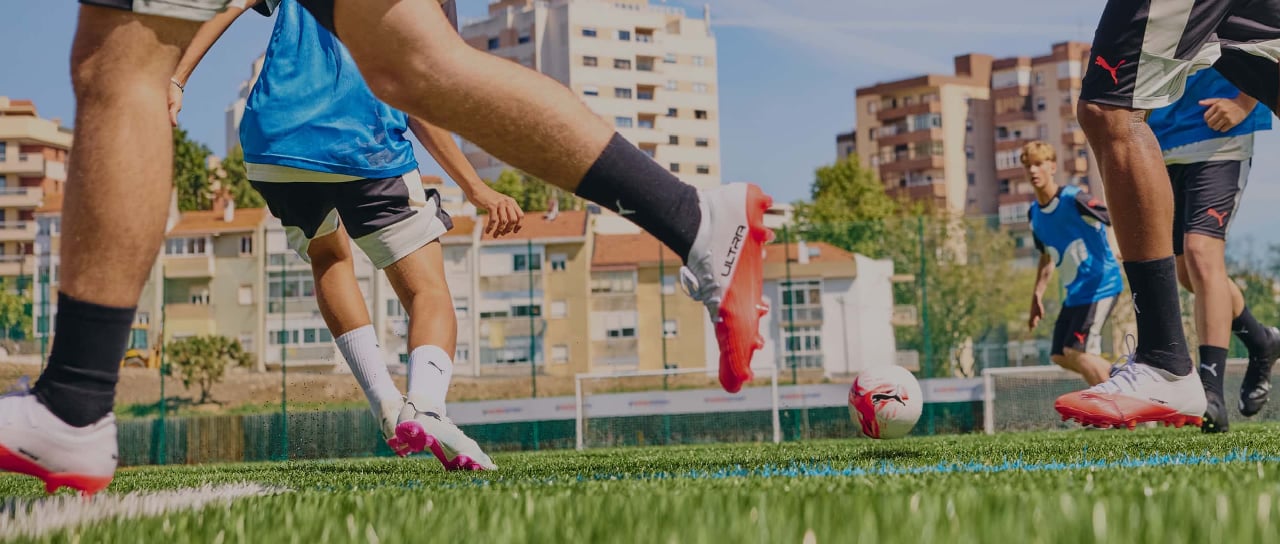 Blick auf ein Fußballspiel – einige Spieler laufen vorbei.
