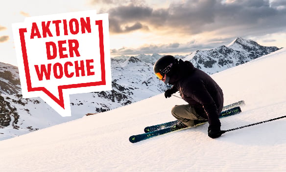Skifahrer mit Fischer-Skiern beim Skifahren im verschneiten Gebirge