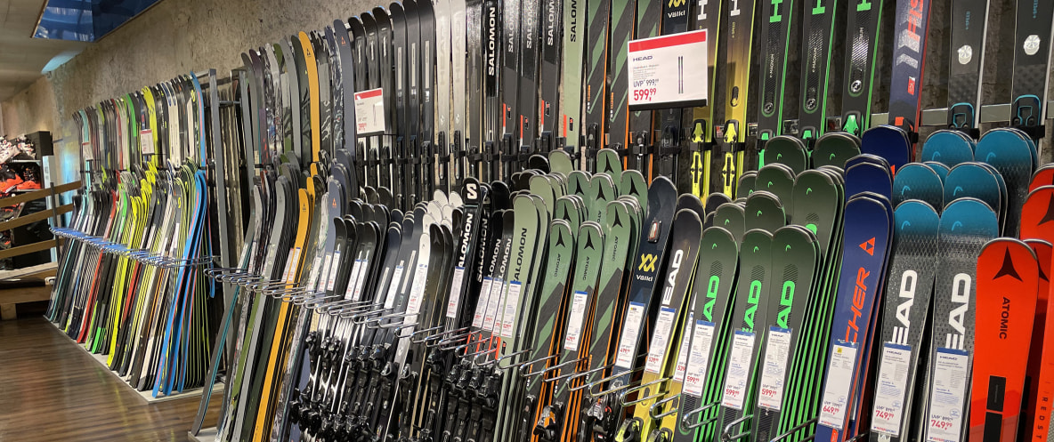 INTERSPORT Okay Innsbruck Landhausplatz – Skiabteilung mit Skiern der Marken Head, Fischer, Atomic, Salomon und vielen mehr