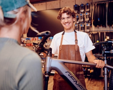 Eine Kundin holt sich ihr Bike bei INTERSPORT.