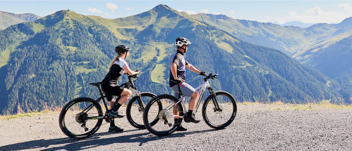 Mit E-Bikes von Genesis haben es diese beiden auf den Berg hinauf zu diesem herrlichen Panorama geschafft.