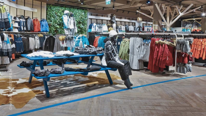 Jede Menge Skibekleidung bei INTERSPORT Winninger Auhofcenter.