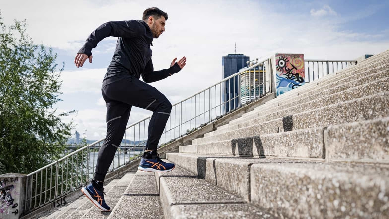 Der Sprint die Treppe hoch lässt diesen Läufer außer Atem kommen.