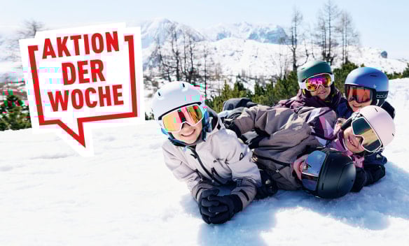 Lachende Kinder im Schnee.