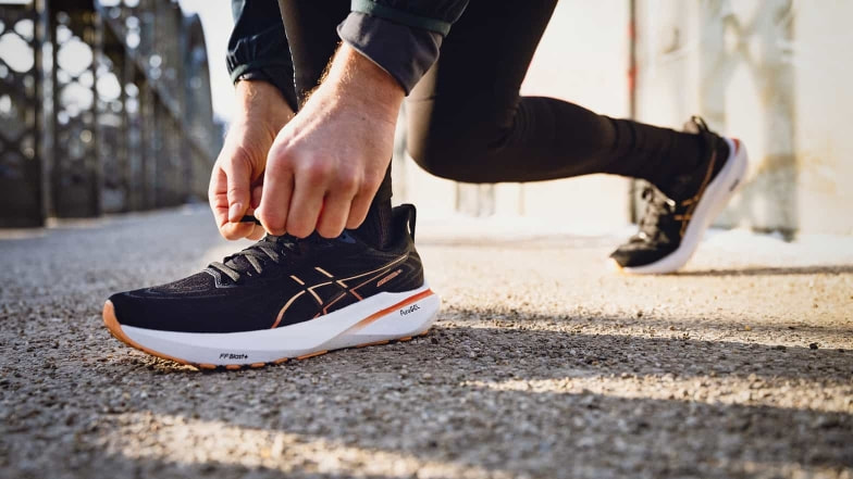 Hier schnürt sich ein Läufer die Laufschuhe von Brooks.