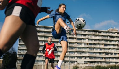 3 Mädchen die Fußballspielen in INTERSPORT Trikot