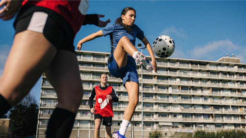 3 Mädchen die Fußballspielen in INTERSPORT Trikot