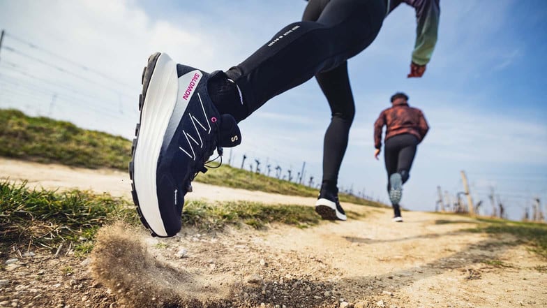 Der Trailrunning-Laufschuh einer Läuferin in Nahaufnahme im Einsatz.