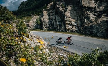 Zwei Rennradfahrer auf einer Serpentinenstraße auf KTM Rennräder