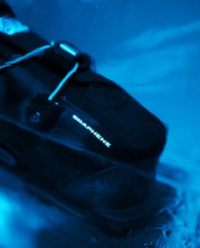 Nahaufnahme eines Head-Skischuhs mit 'GRAPHENE'-Schriftzug in blauem Licht.