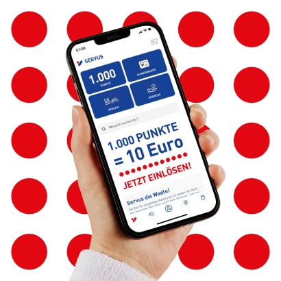 Zwei Hände halten und zeigen auf ein Handy mit der geöffneten INTERSPORT App.