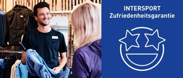 Ein INTERSPORT Mitarbeiter berät gerade mit einem lächeln im Gesicht eine Kundin.