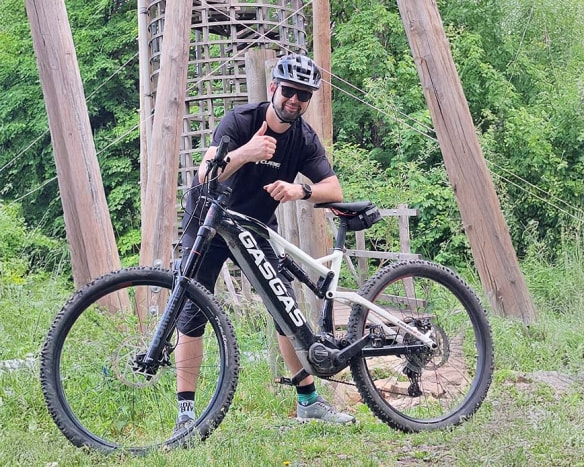 Připraven vyrazit? Jezdec s GasGas G Enduro 2.0 pózuje u rozhledny – testovací jízda, kterou si budete chtít zažít taky!