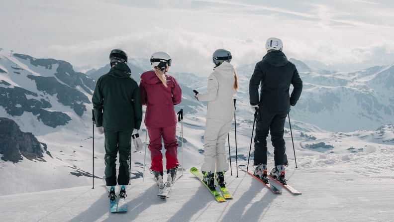 Vier Skifahrer genießen die Aussicht