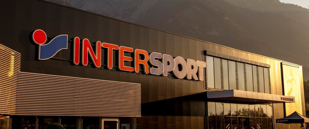 INTERSPORT Cyta Völs – Außenansicht in der Abendsonne