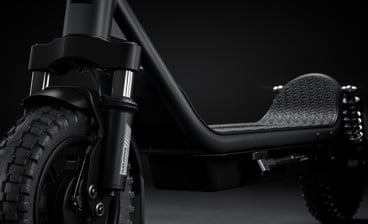 PURE Advance+ McLaren E-Scooter in Papaya-Orange mit schwarzem Lenker und Trittfläche, Seitenansicht